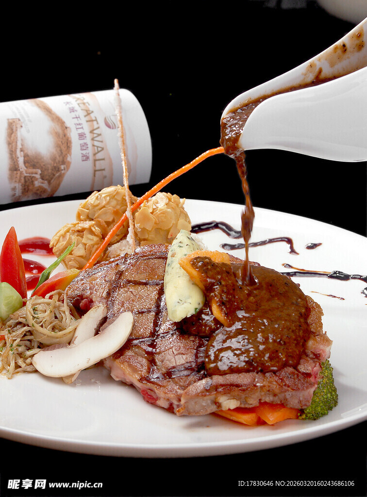 牛排浇汁美食特写