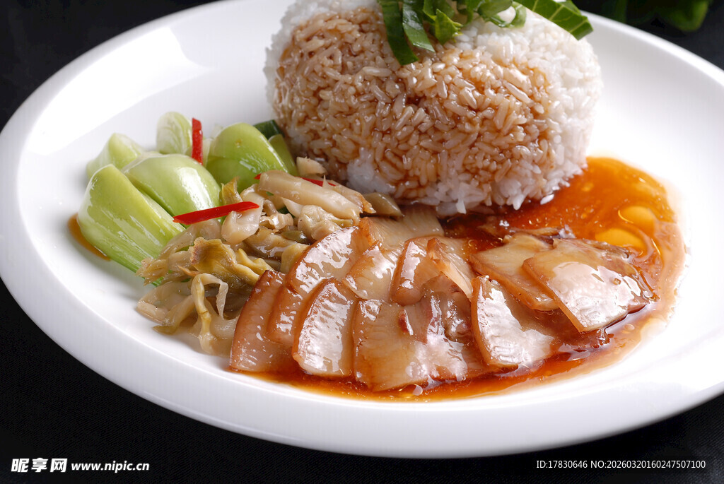 美味叉烧饭搭配清爽蔬菜