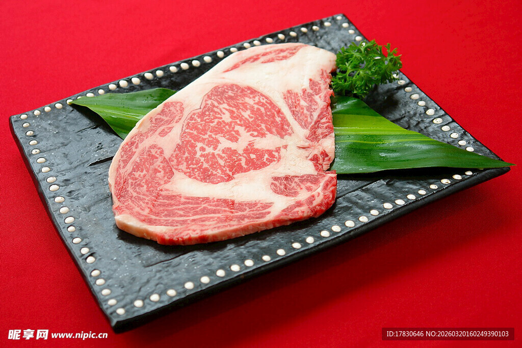 美味生牛肉片摆于盘上