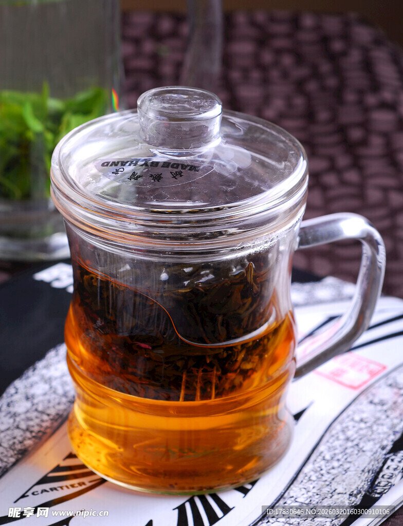 玻璃杯中泡着的香醇红茶