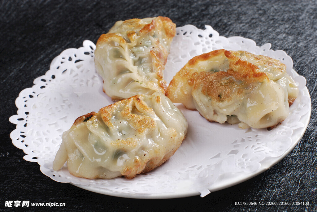 美味煎饺摆于精致盘中