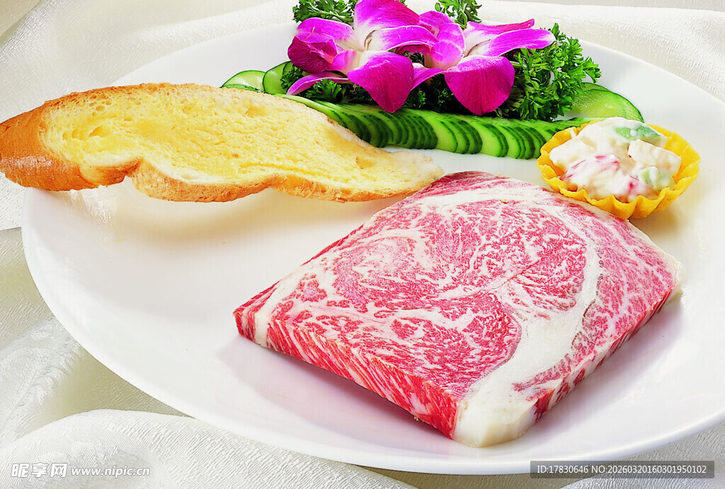 新鲜雪花牛肉摆盘展示