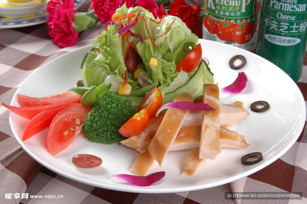 美味营养的鸡肉蔬菜沙拉