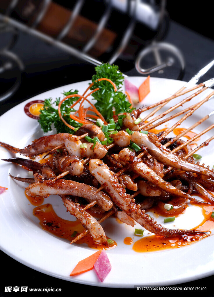 美味烤串摆于盘中