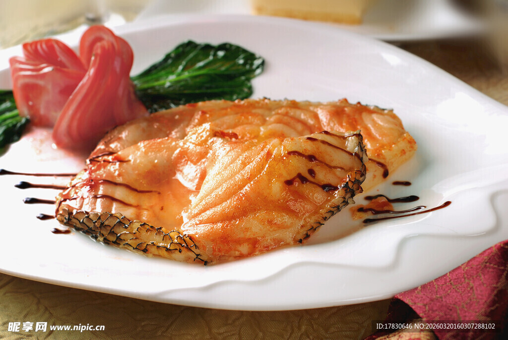 香煎三文鱼配蔬菜