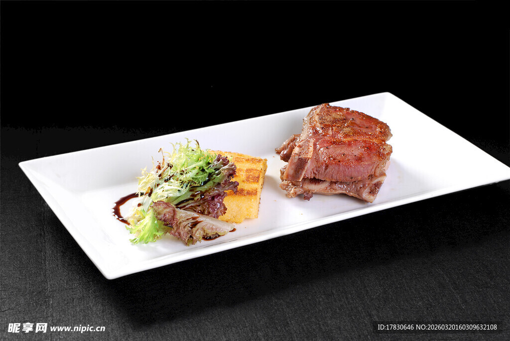 美味烤肉配多彩蔬菜