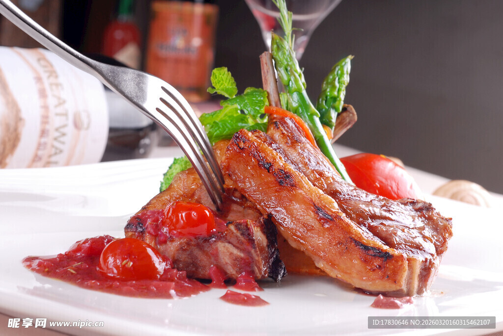 美味牛排配蔬果与红酒