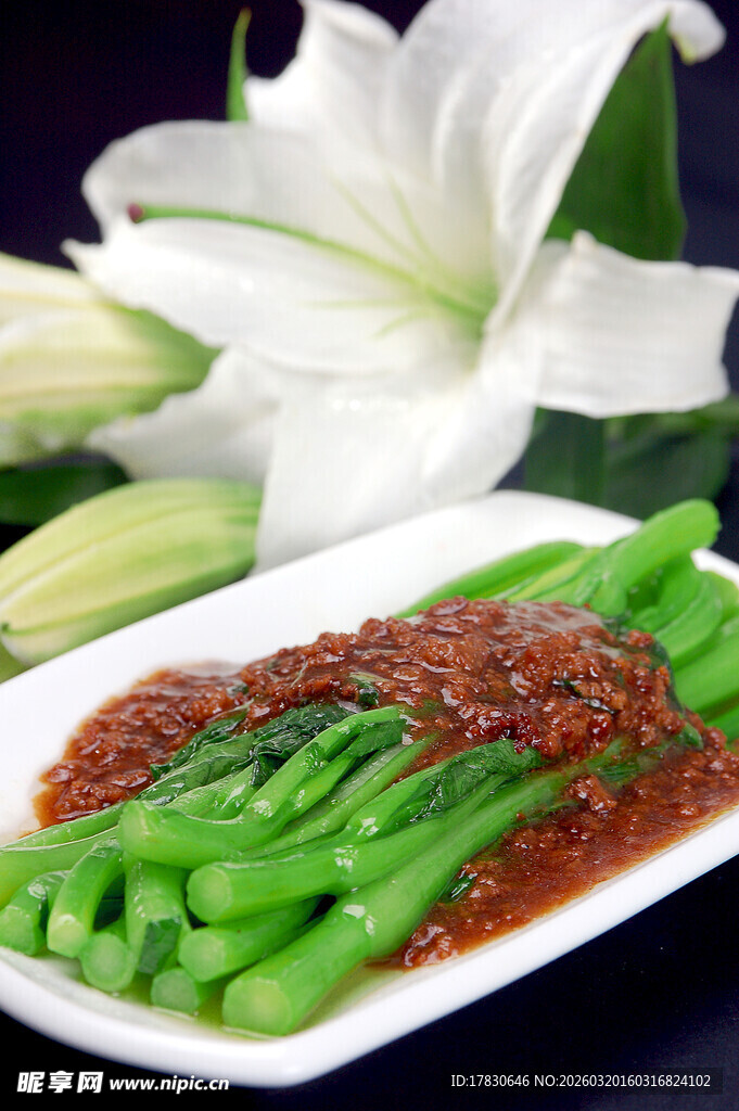 白灼菜心配辣酱