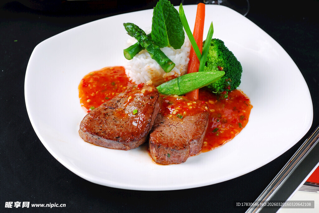 美味酱汁肉丸配时蔬