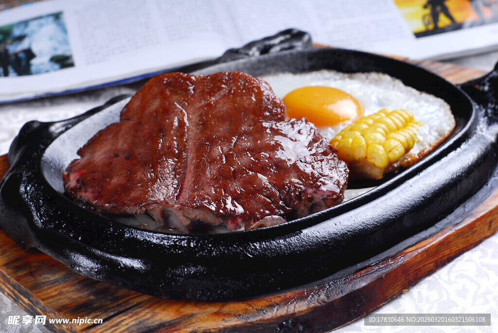 美味牛排配煎蛋与玉米