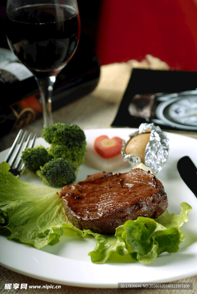 美味牛排配蔬菜与红酒