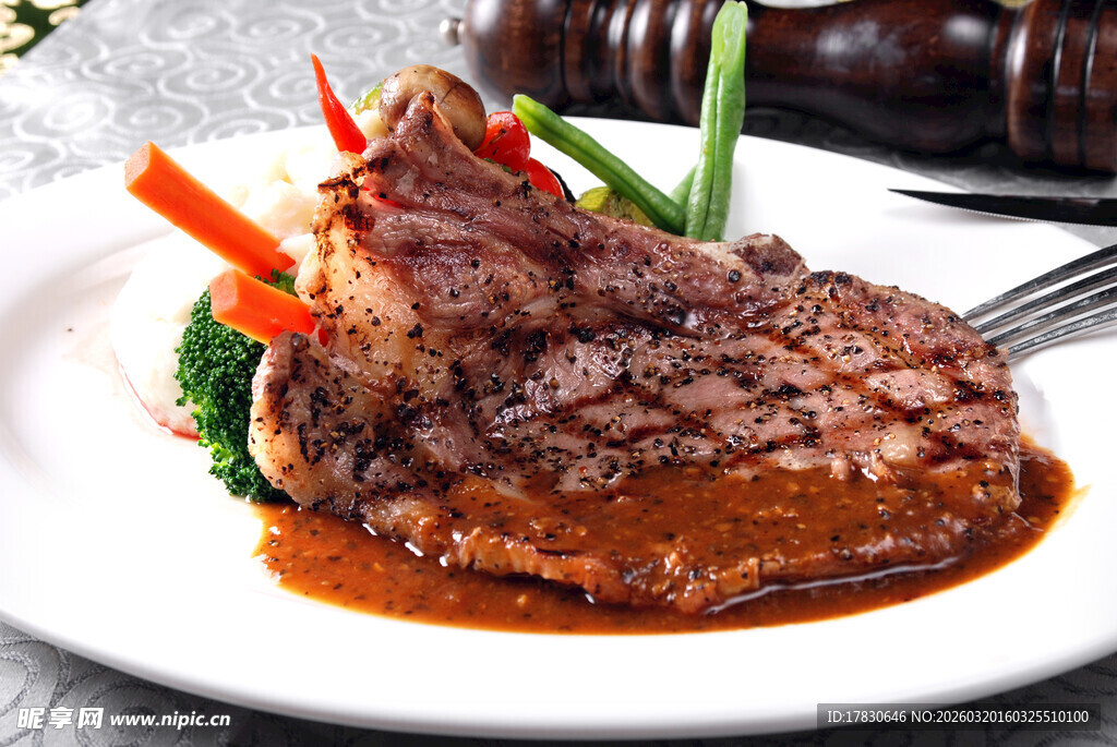 美味多汁牛排摆盘精致