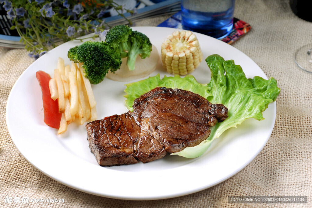 美味牛排配蔬菜拼盘