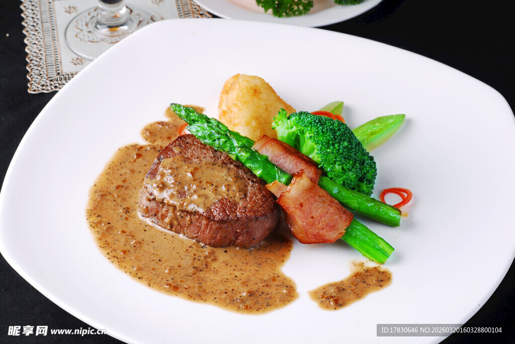 美味牛排配多彩蔬菜