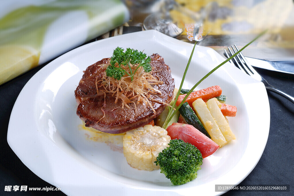 美味牛排配多彩蔬菜
