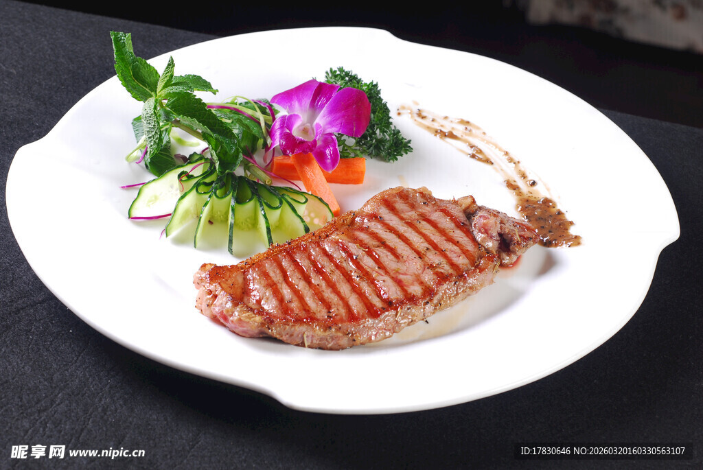 美味香煎牛排摆盘精致