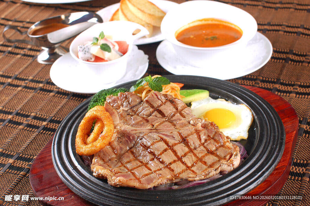 美味牛排套餐诱人呈现