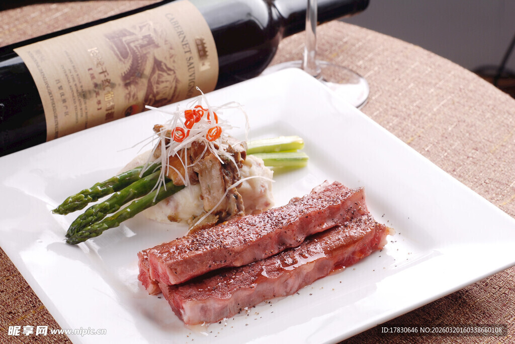 美味牛排配芦笋与红酒