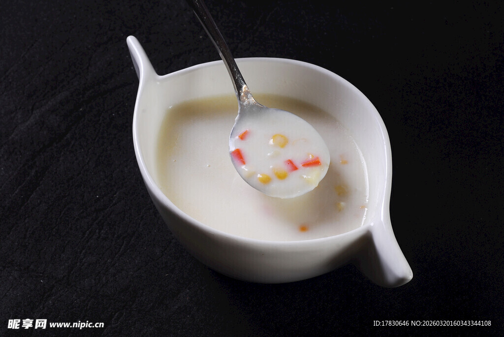 白色杯中的美味牛奶饮品