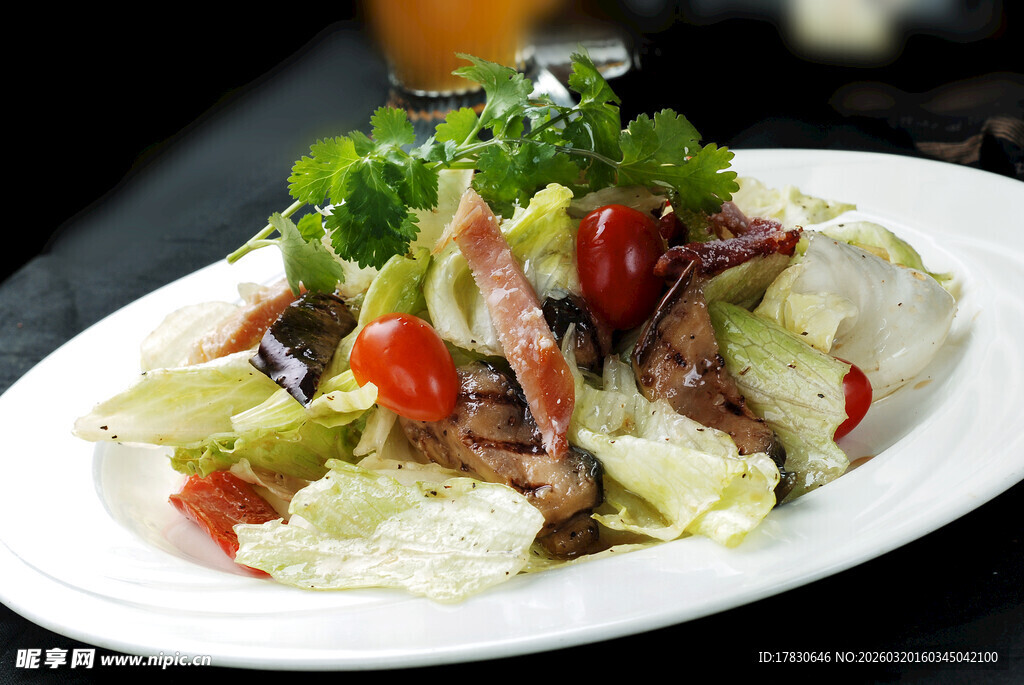 美味蔬菜肉类沙拉拼盘