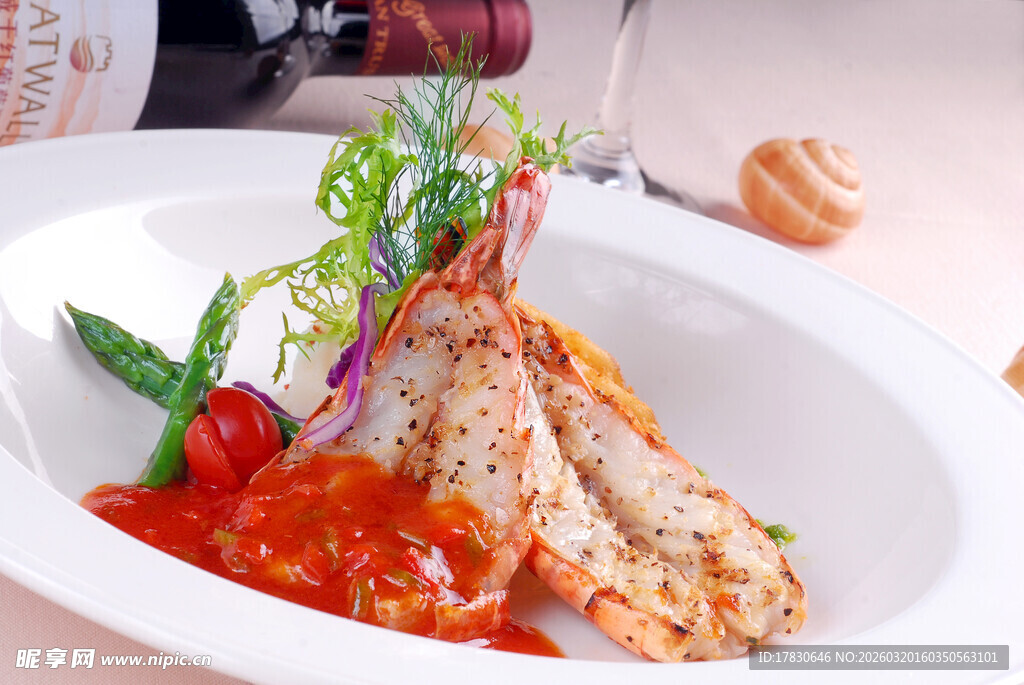 美味烤虾搭配新鲜蔬菜