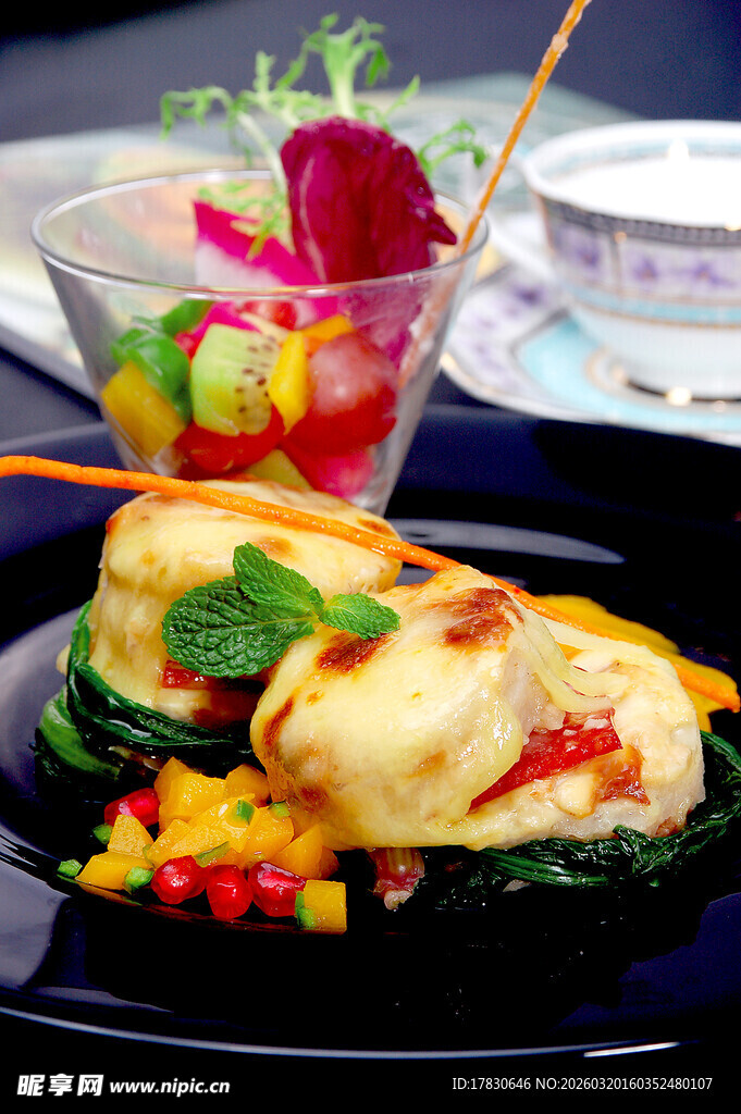 精致摆盘的多彩创意美食