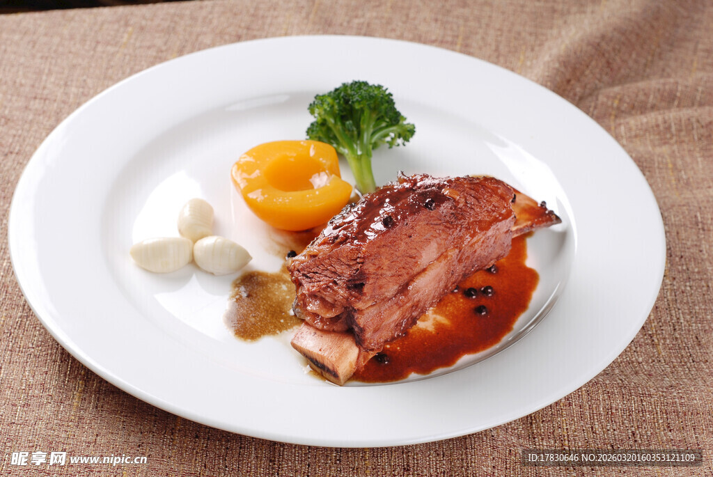 美味牛排配蔬菜摆盘