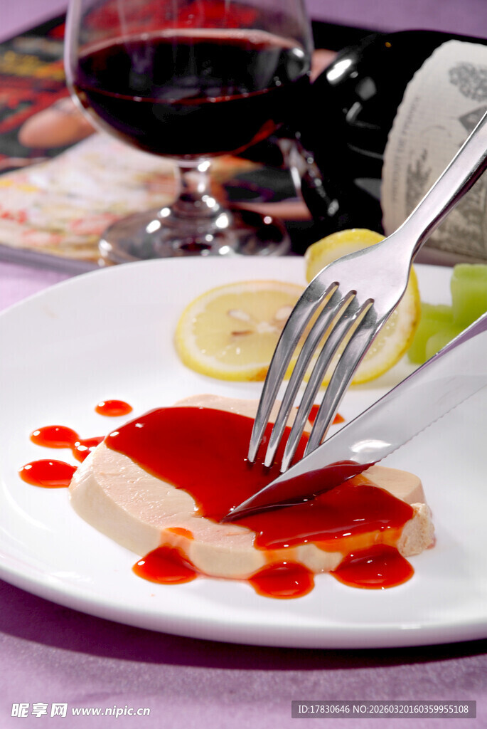 精致甜点搭配红酒