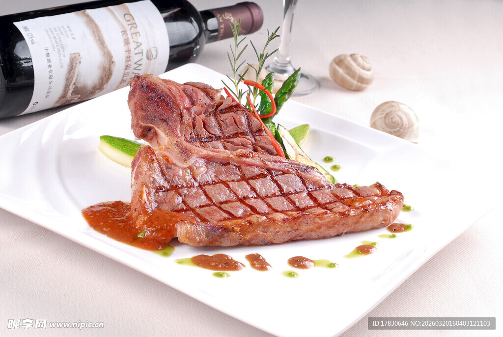 美味牛排搭配红酒摆盘