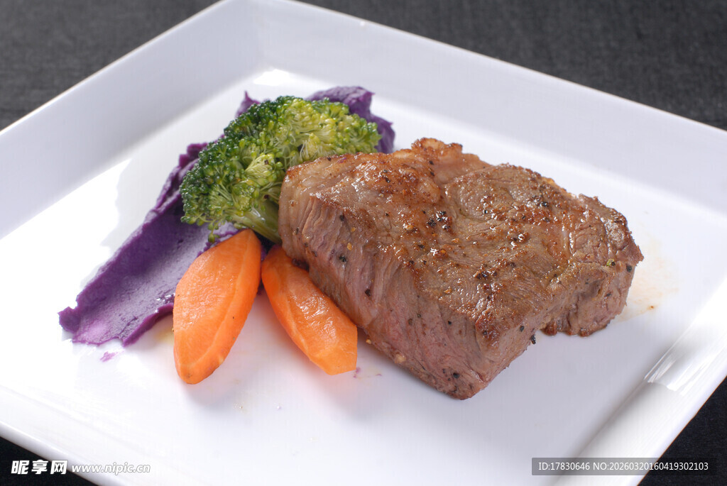 美味牛排配蔬菜
