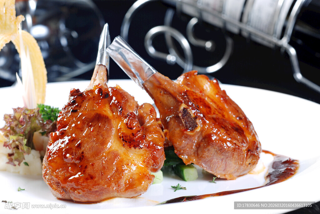 香煎美味羊排摆盘精致