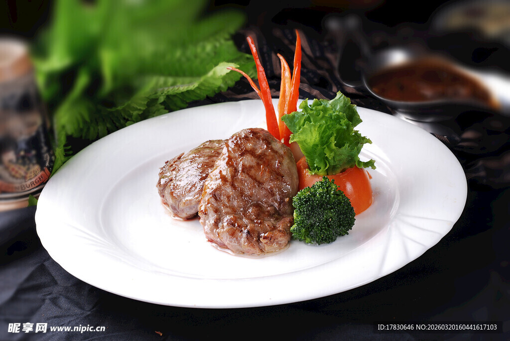 美味牛排摆盘精致