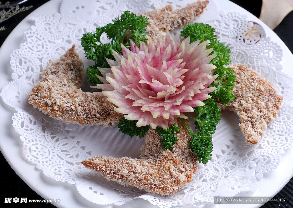 创意摆盘的粉花配特色糕点