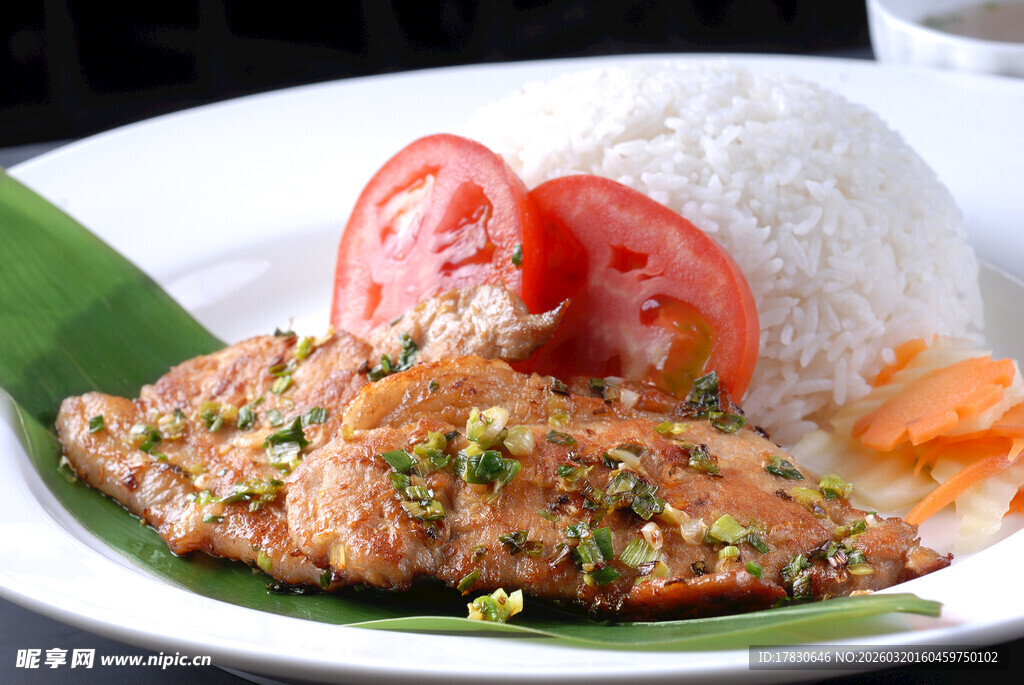 香煎鸡排配米饭与蔬菜