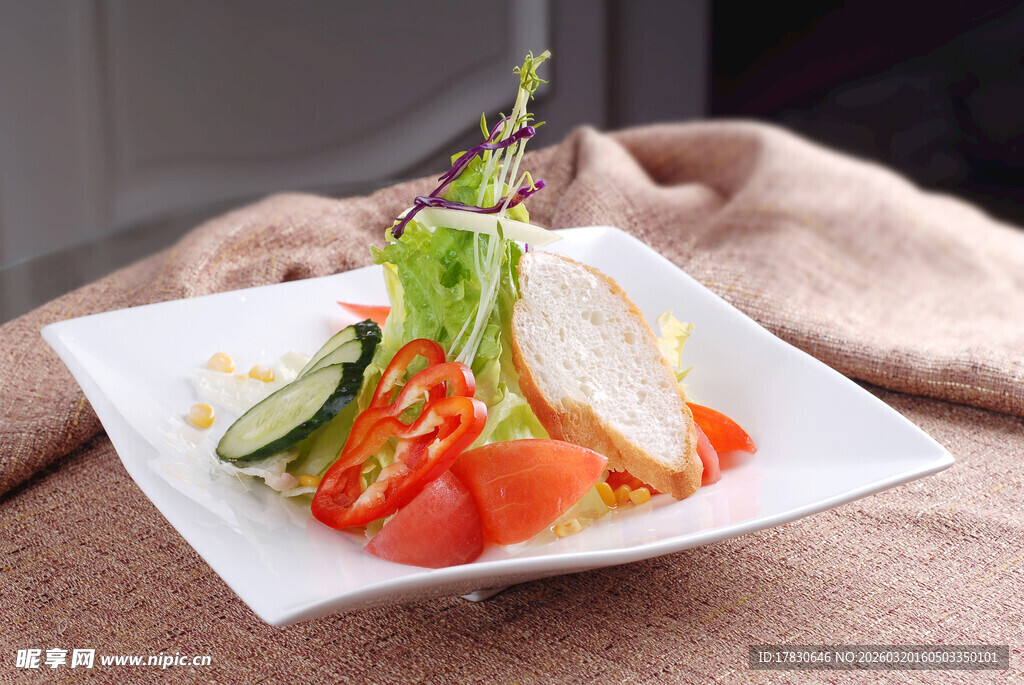 精致摆盘的美味蔬菜沙拉