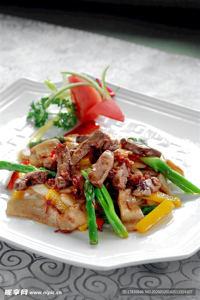 美味蔬菜炒肉摆盘精致