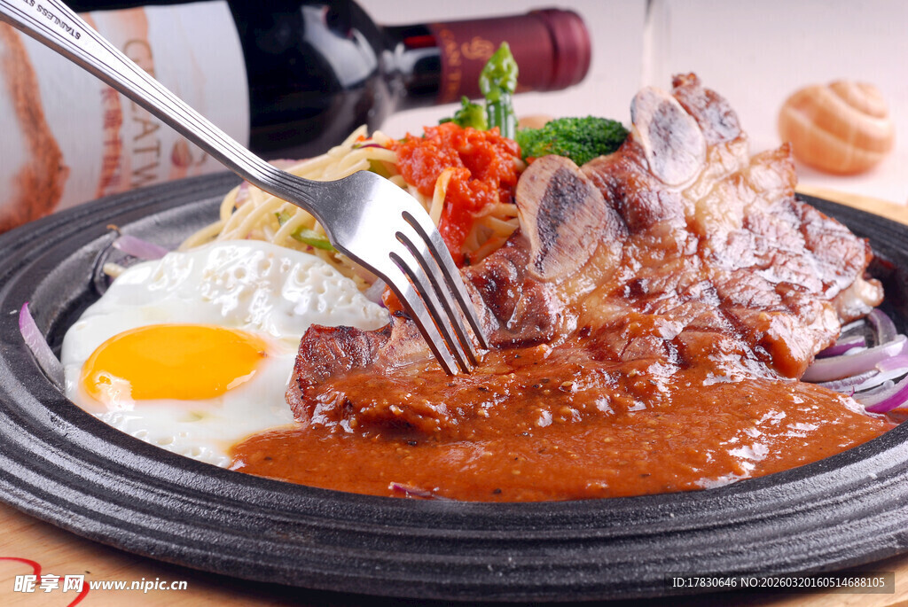 美味牛排配煎蛋等美食