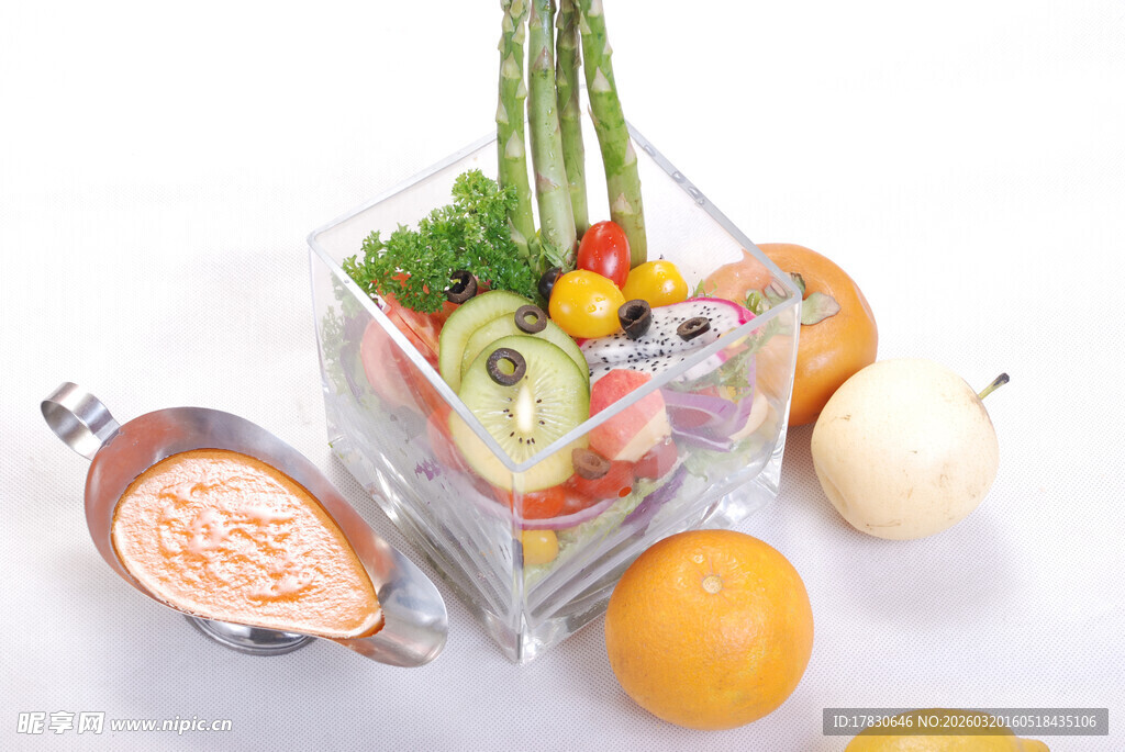 新鲜蔬果与鱼肉的组合