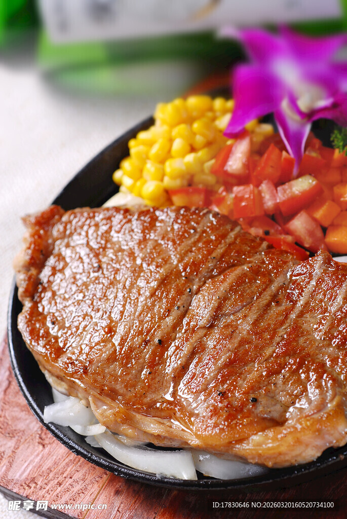 美味牛排配多彩配菜