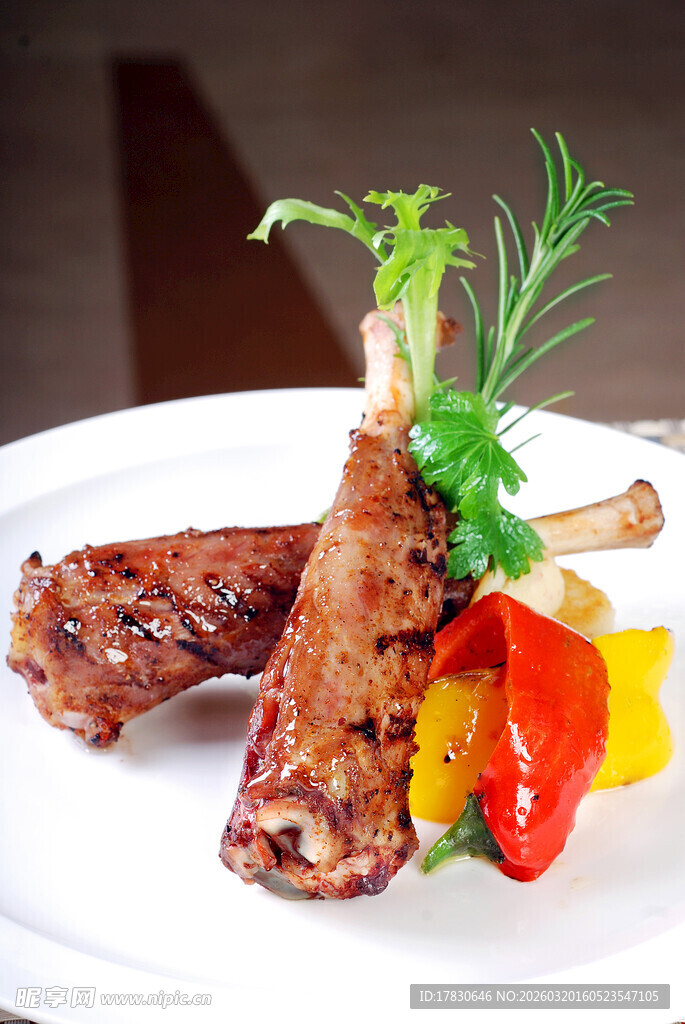 美味烤羊排配多彩蔬菜