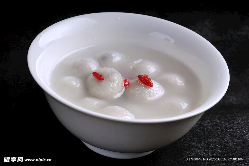 碗中美味汤圆点缀两红果