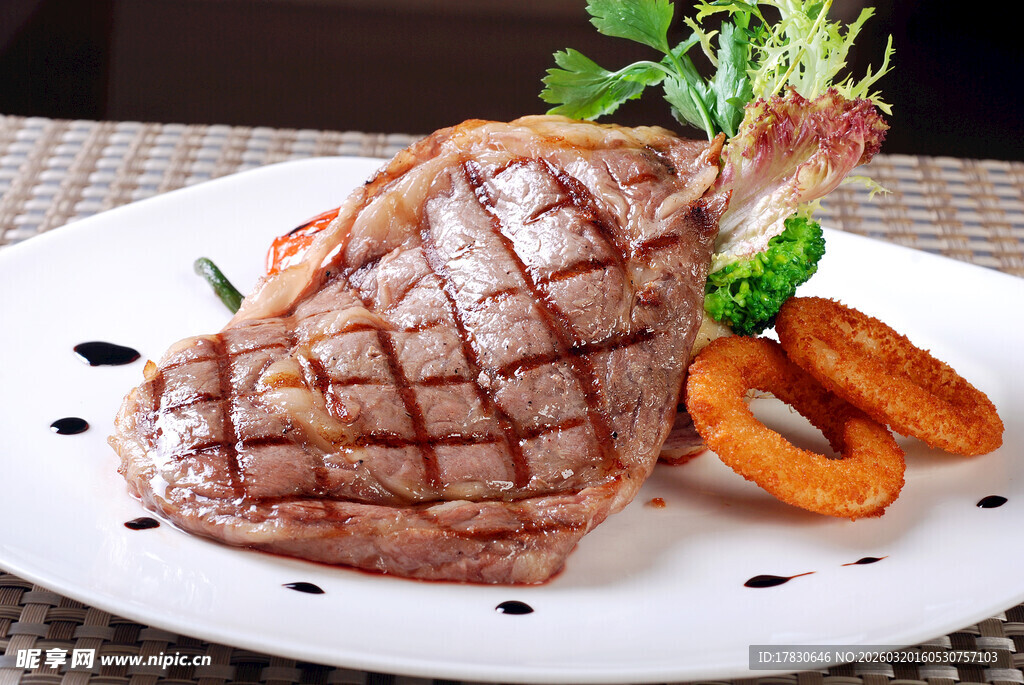 香煎美味羊排摆盘精致