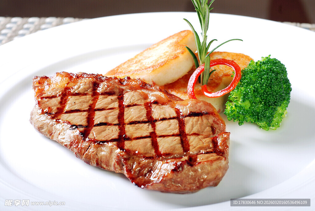 美味牛排配蔬菜海鲜