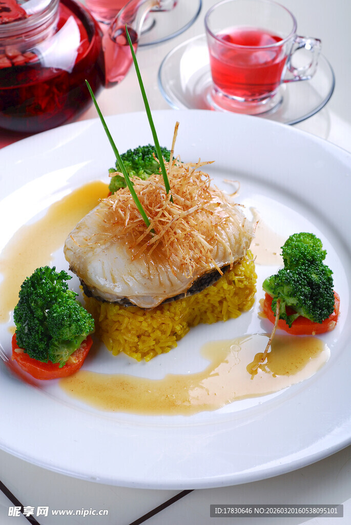 香煎鱼配蔬菜与酱汁