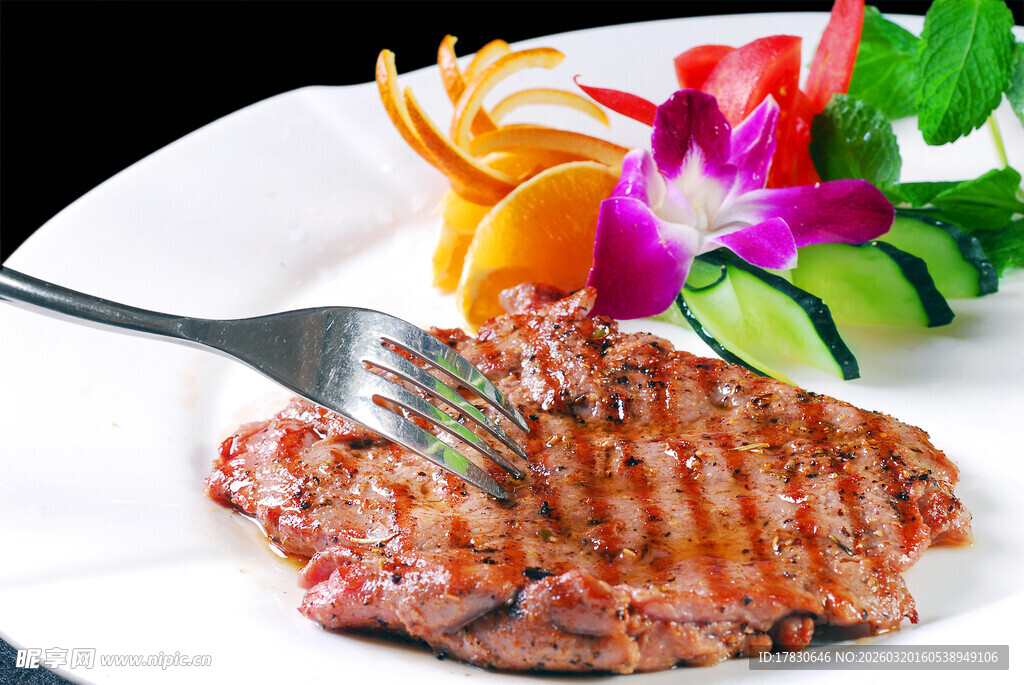 美味牛排配缤纷蔬果