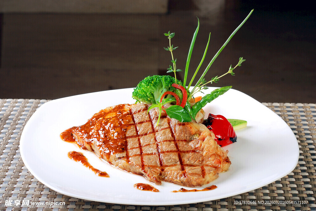 香煎美味三文鱼摆盘精致