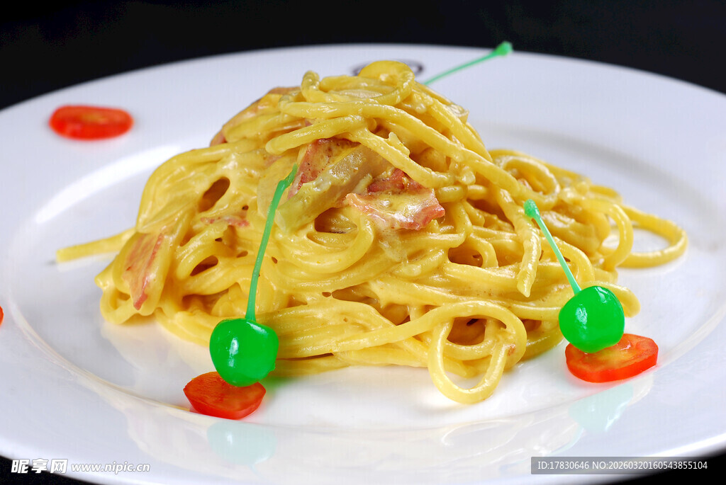 美味意面配彩色装饰