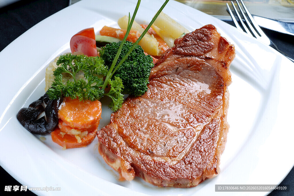 美味牛排配新鲜蔬菜