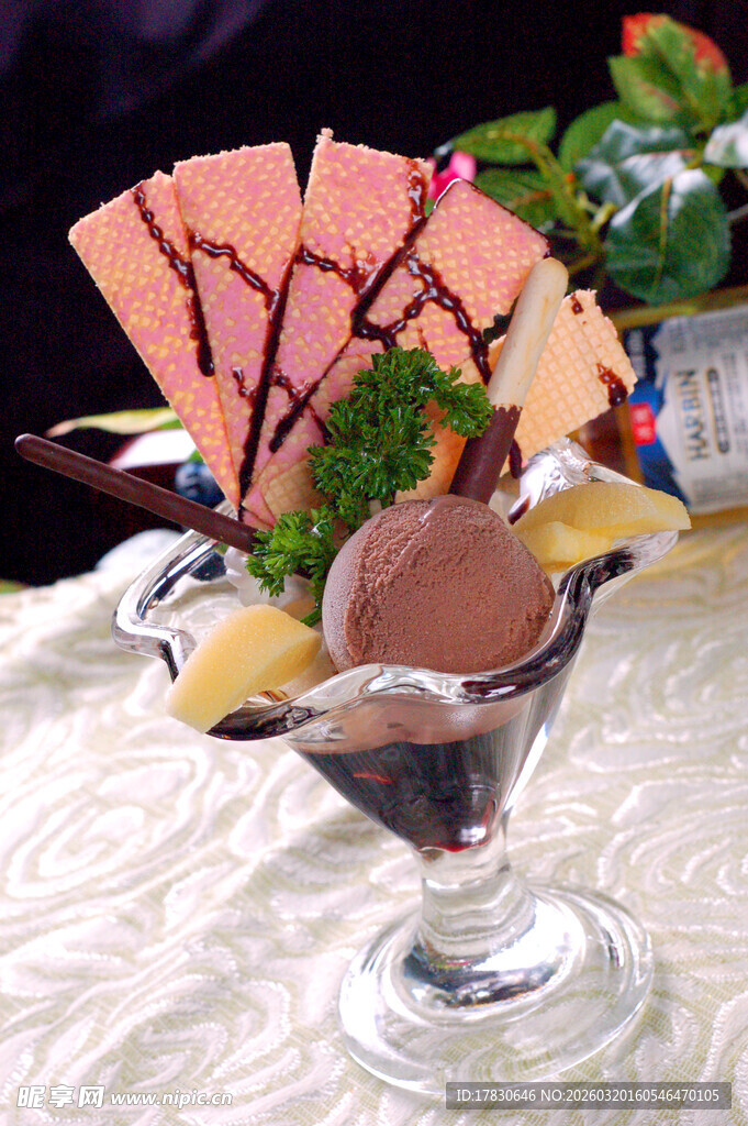 精致巧克力水果甜点拼盘