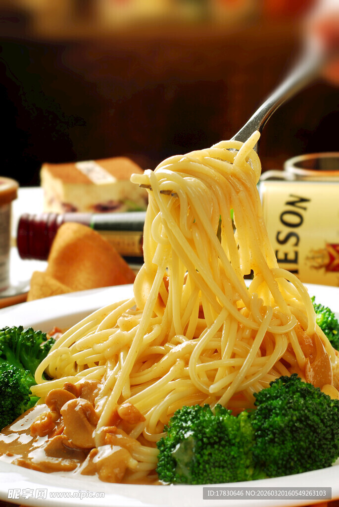 美味意大利面被优雅挑起